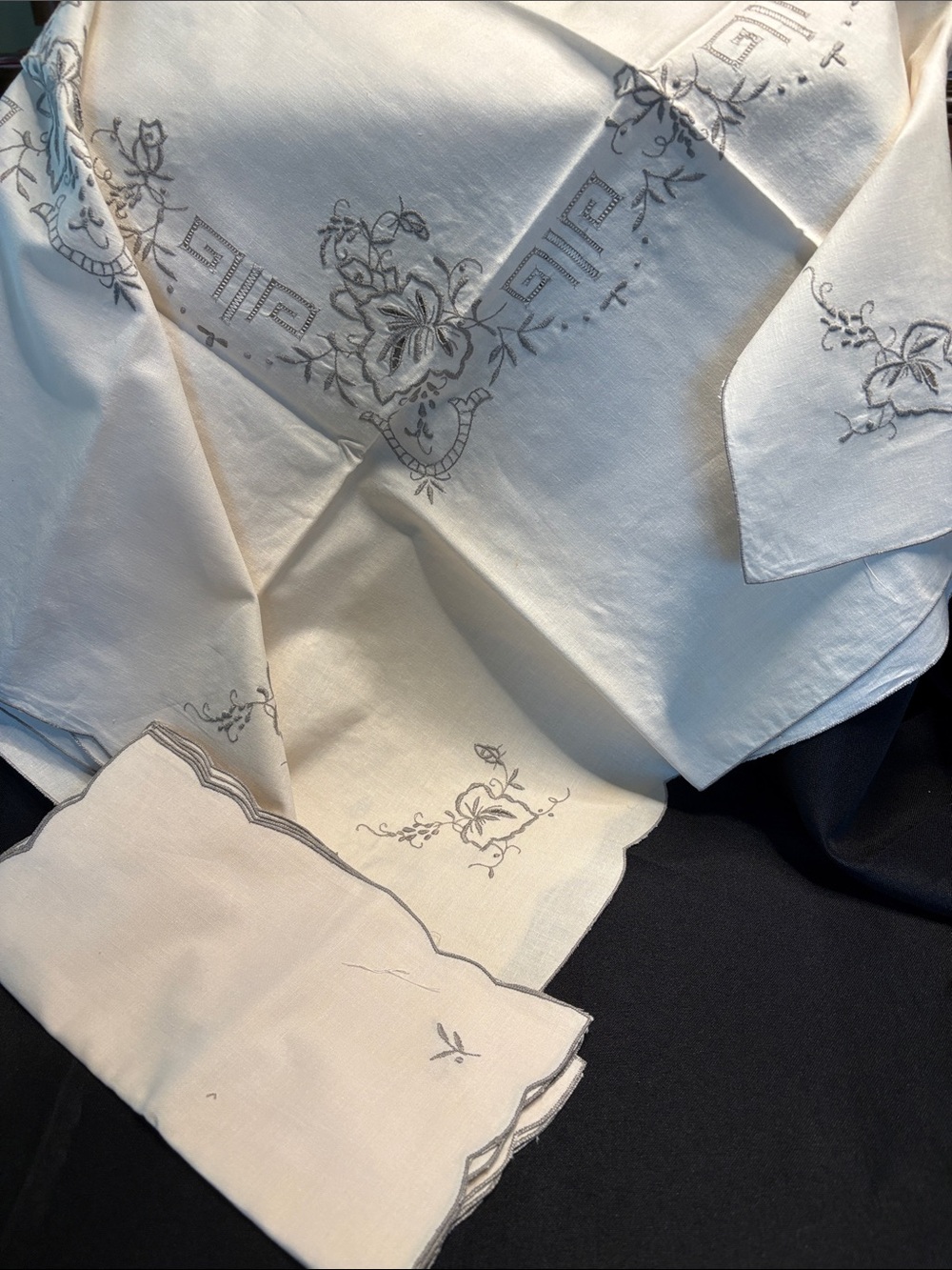 Embroidered Cream Tablecloth and Napkin Set - Elegant Floral Design